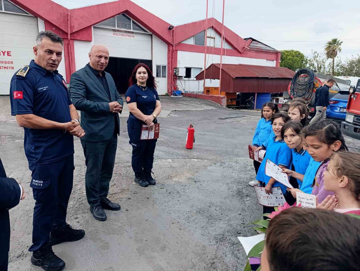 Bağyüzü İlkokulu öğrencileri Ayvalık itfaiyesini ziyaret edip haftayı kutladı