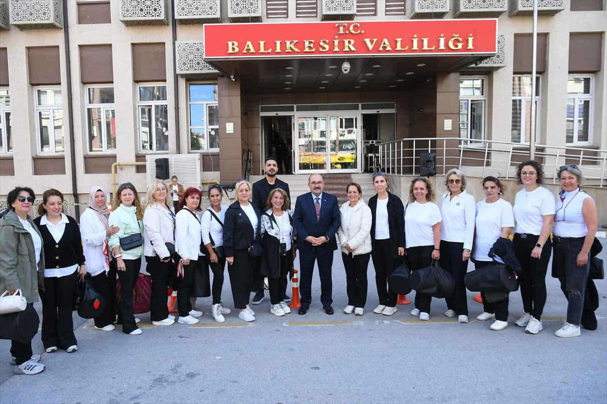 Balıkesir\'de yaşlılara yönelik yürüyüş düzenlendi, Vali Ustaoğlu da kortejde yer aldı