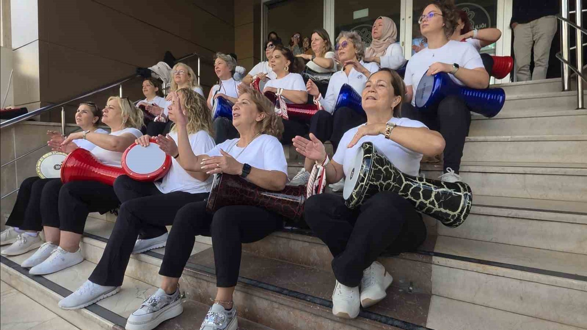 Balıkesir\'de yaşlılar Dünya Yaşlılar Günü\'nde Valilik önünde ritimlerle coştu