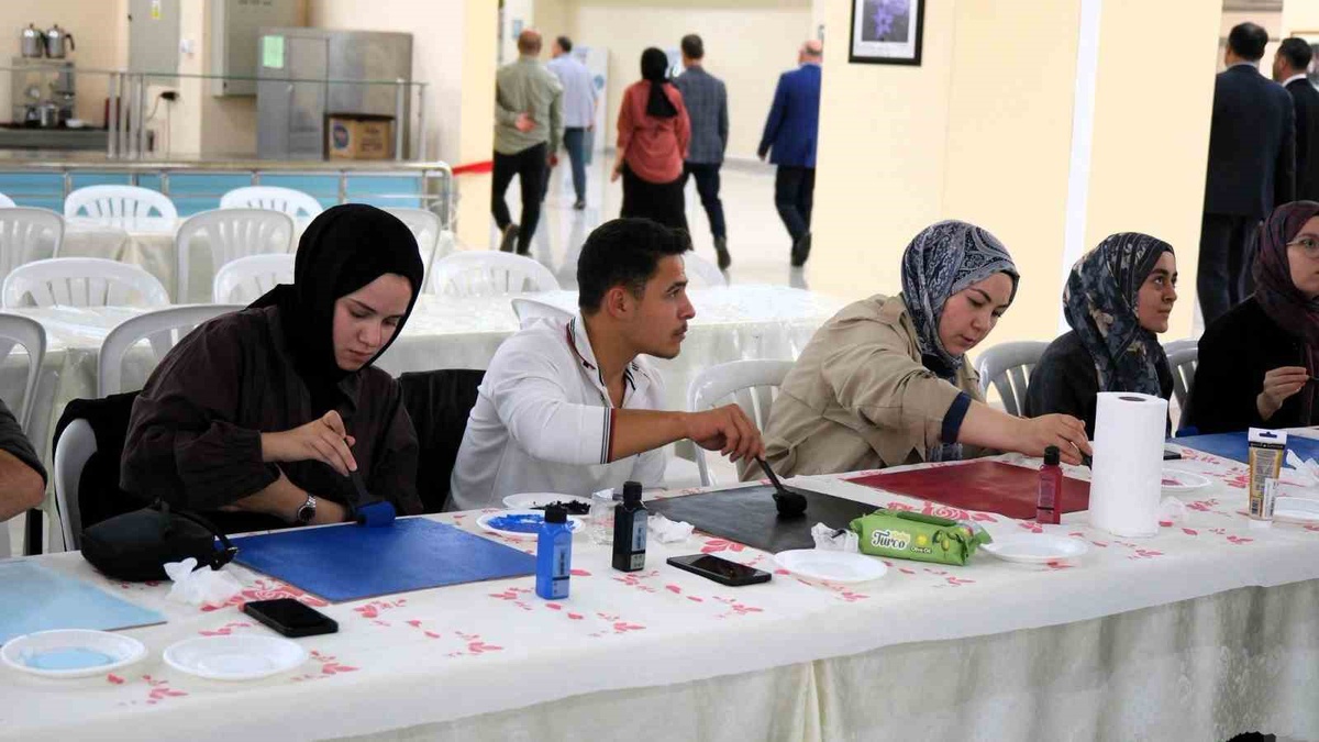 Balıkesir Üniversitesi\'nde Sanatla Gazze\'ye Umut Kuşları temalı hat boyama yapıldı