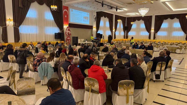 Bandırma'da okul servis çalışanları trafik güvenliği eğitiminde buluştu.