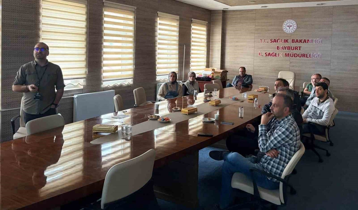 Bayburt\'ta aile hekimlerine anne sağlığı eğitimi Dr. Emrah Kopan tarafından verildi