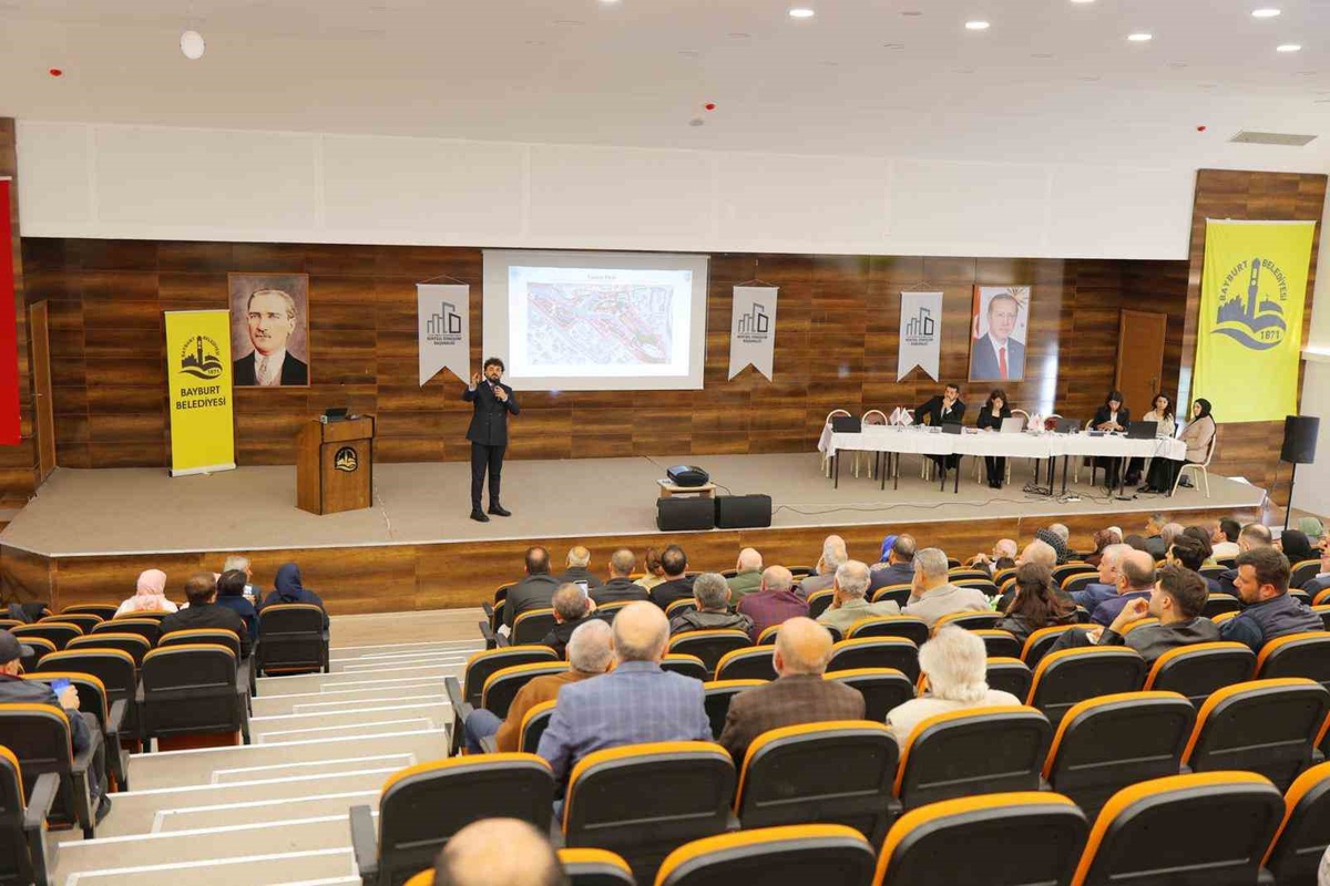 Bayburt Tuzcuzade\'de kentsel dönüşüm için hak sahipleri toplantıyla bilgilendirildi