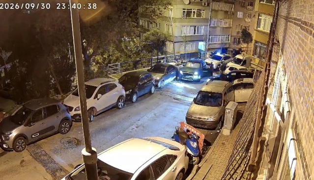 Beşiktaş'ta dur ihtarına uymayan sürücü Şişli'de park halindeki araçlara çarptı