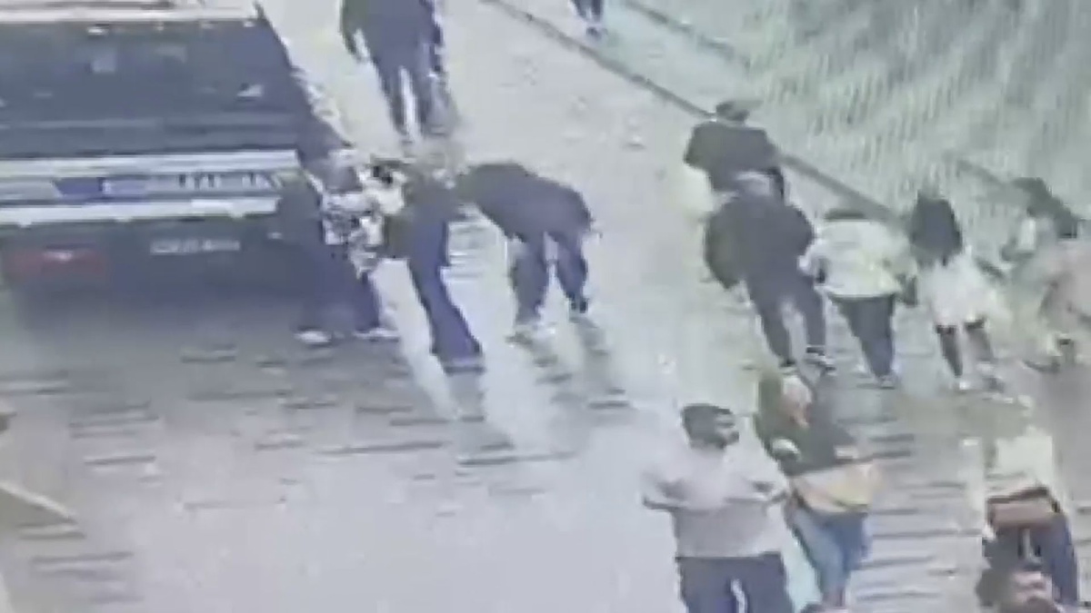 Taksim\'de kapkaç yapan şüpheli, kadının telefonu üzerindeyken suçüstü yakalandı