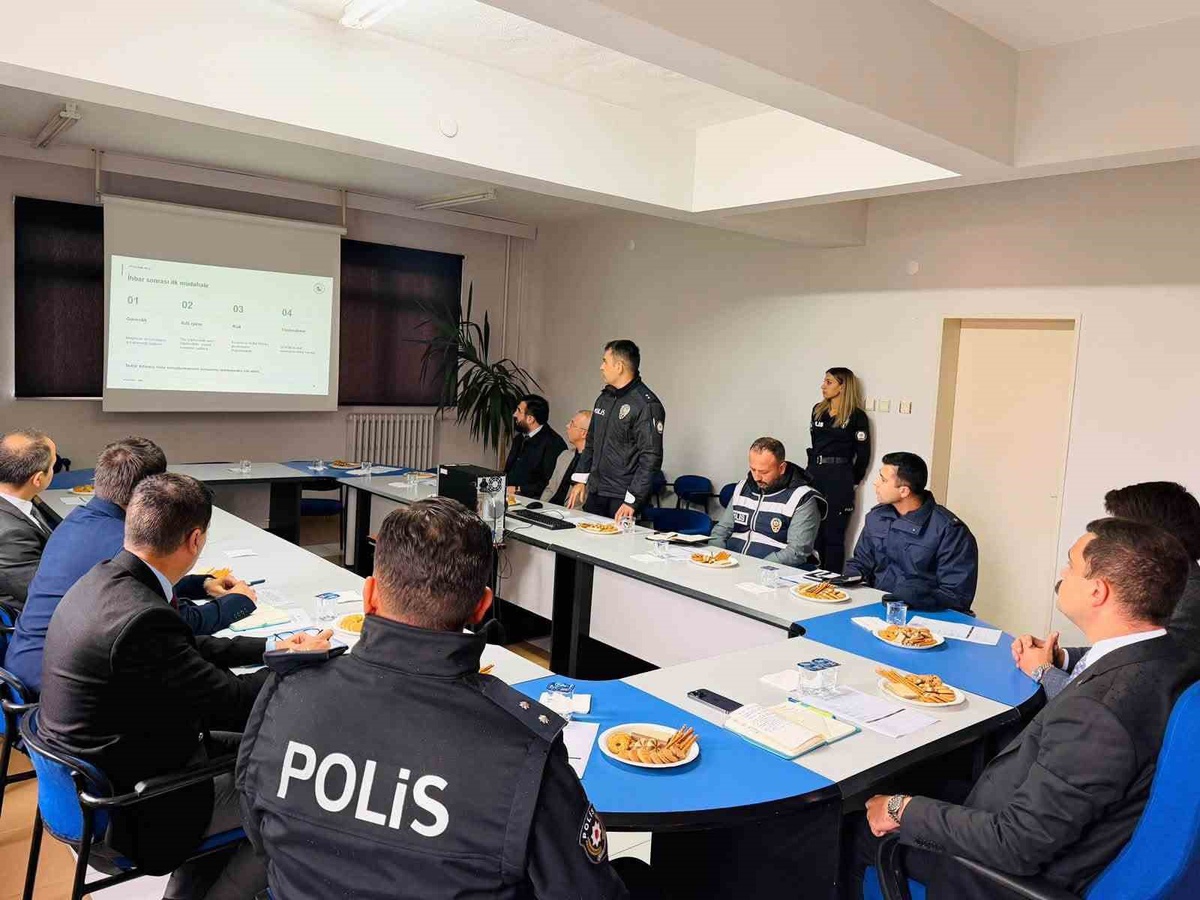 Bilecik Gölpazarı\'nda kadına şiddetle mücadele toplantısı Titiz başkanlığında yapıldı