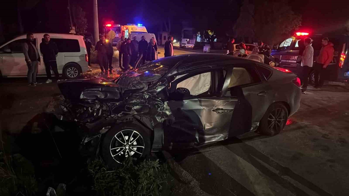 Bilecik Osmaneli\'de tırın çarptığı otomobildeki 5 kişi yaralandı
