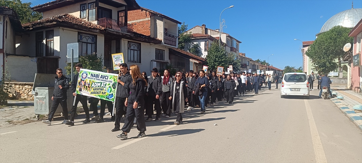 Bilecik Pazaryeri\'nde Nabi Avcı MTAL öğrencileri Dünya Yürüyüş Günü\'nde 3 km yürüdü