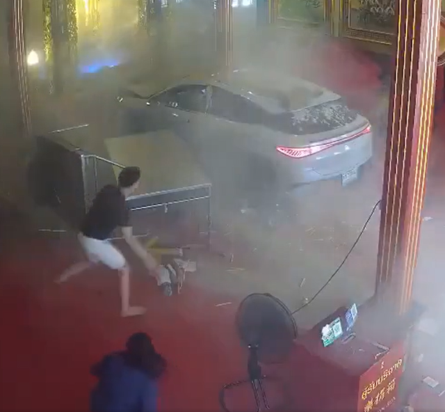Bilincini kaybeden sürücü elektrikli aracıyla tapınağa daldı! 3 kişi yaralandı