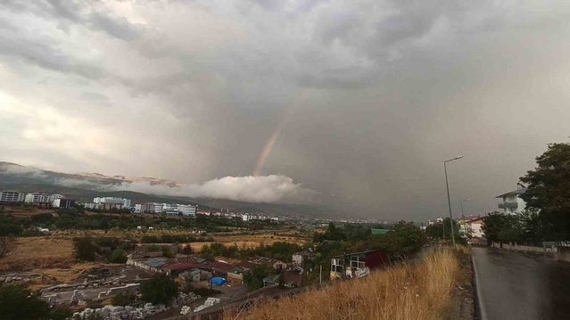 Bingöl'de sağanak sonrası gökyüzünde gökkuşağı belirdi, dolu otoyolu beyaza bürüdü