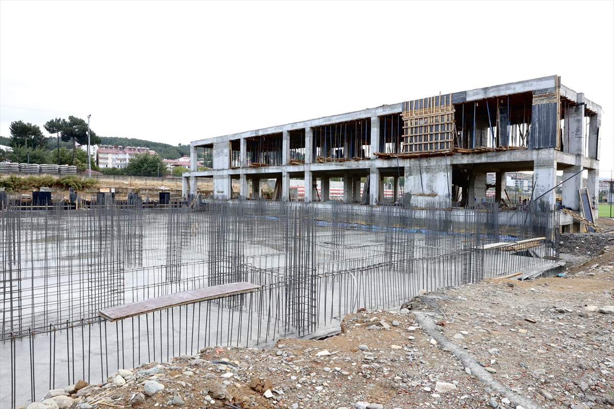 Bingöl Valisi Çelik, Genç\'te yapımı süren 818 seyirci kapasiteli salonu gezdi