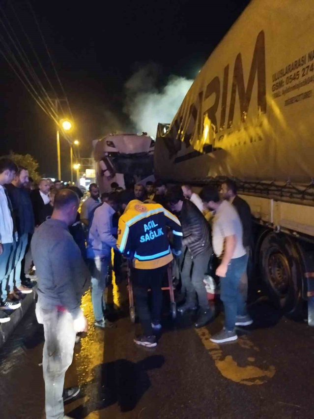 Bitlis-Baykan karayolunda kafa kafaya çarpışan iki tırda 2 kişi yaralandı
