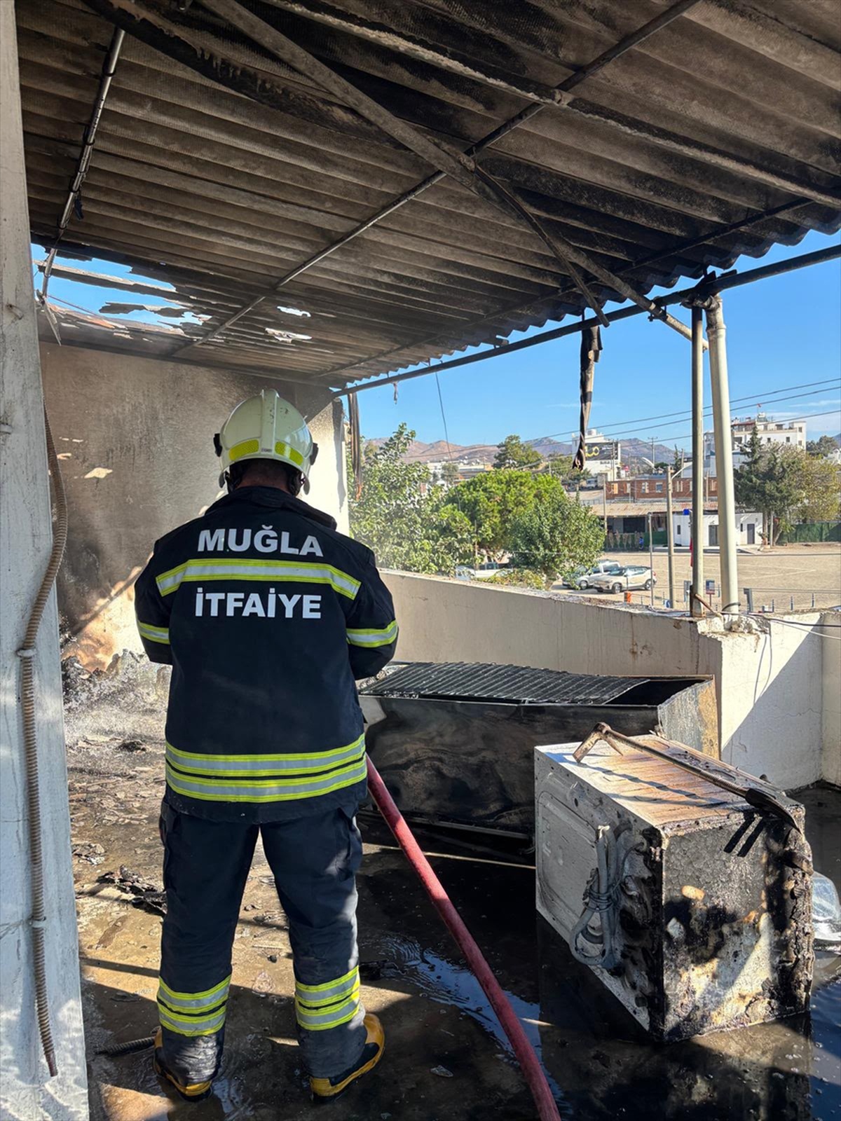 Bodrum\'da ilk belirlemelere göre kablodan çıkan yangın itfaiye ekiplerince söndürüldü