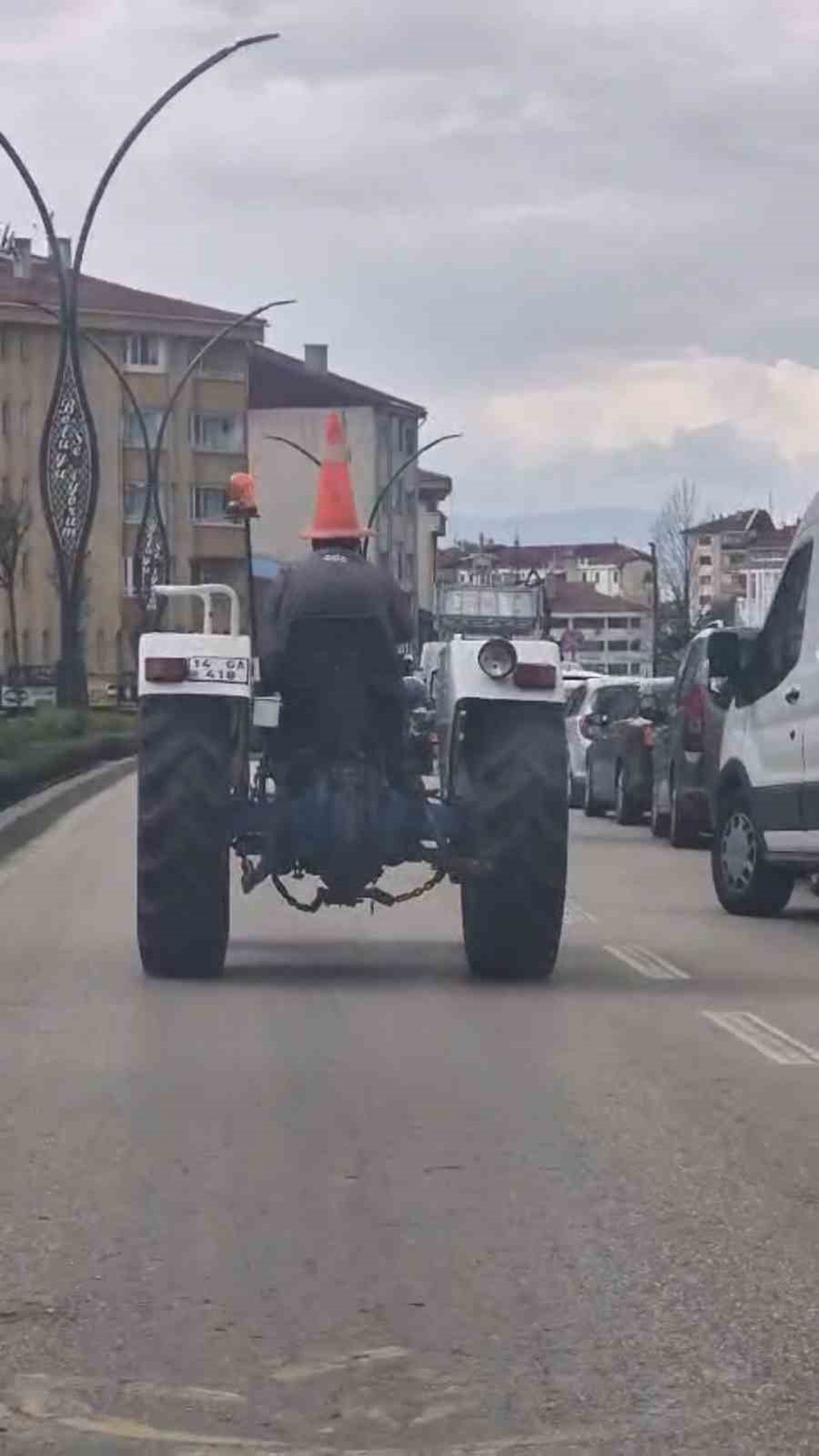 Bolu\'da şaşırtan görüntü: Traktör sürücüsü başında trafik dubasıyla yol aldı