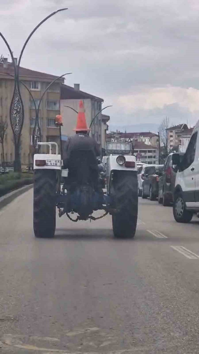 Bolu'da başında dubayla traktör kullanan sürücünün görüntüsü kameraya yansıdı