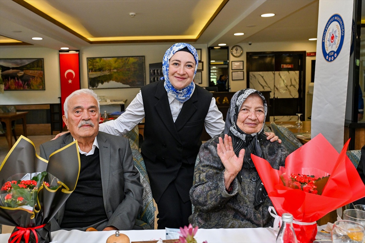 Bolu\'da polis eşleri, Yaşlılar Günü\'nde Bolu Dağı Polisevi\'nde yaşlılarla buluştu