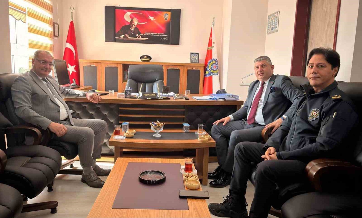Bolvadin protokolü, Balıkesir\'e tayini çıkan Emniyet Müdürü\'ne hayırlı olsun diledi