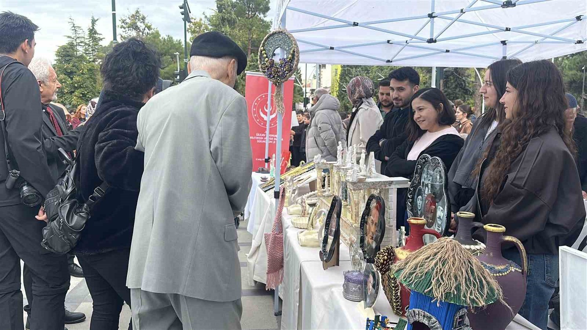 Burdur\'da Dünya Yaşlılar Günü yürüyüşü Cumhuriyet Meydanı\'na ulaştı