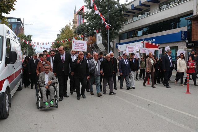 Burdur'da Yaşlılar Günü yürüyüşünün ardından Vali Bilgihan yaşlılarla sohbet etti