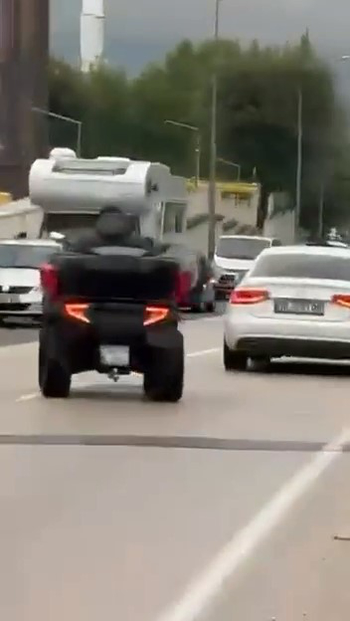 Bursa Nilüfer\'de ATV\'li sürücünün trafikte drift ve makas anları kameraya yansıdı