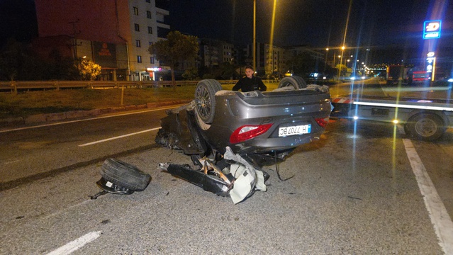 Bursa Orhangazi'de otomobil 250 metre savrulup takla attı, 1'i ağır 3 kişi yaralandı