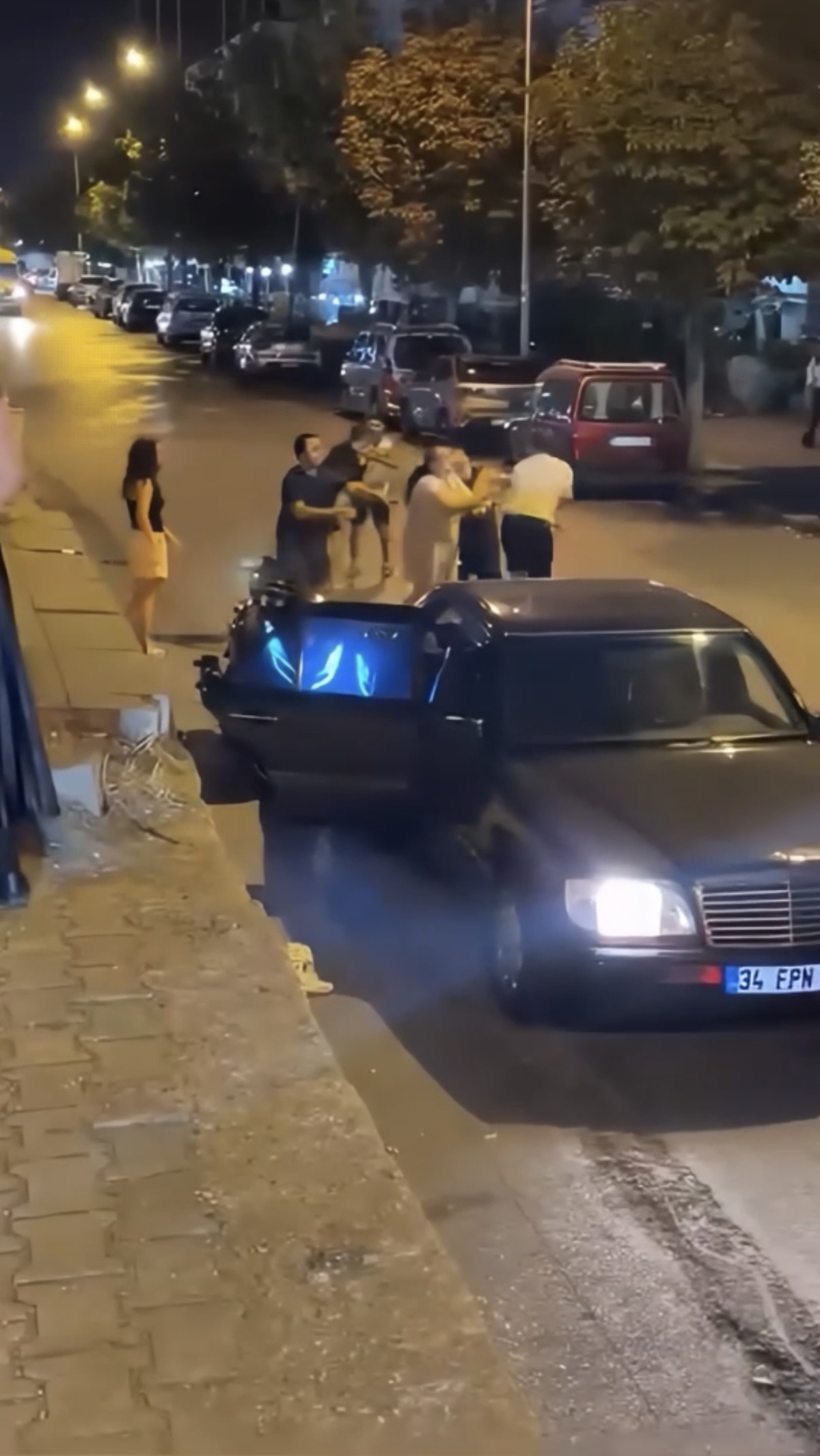 Büyükçekmece\'de motosiklet sürücüsü kadına küfredince eşiyle tekme yumruk kavga çıktı