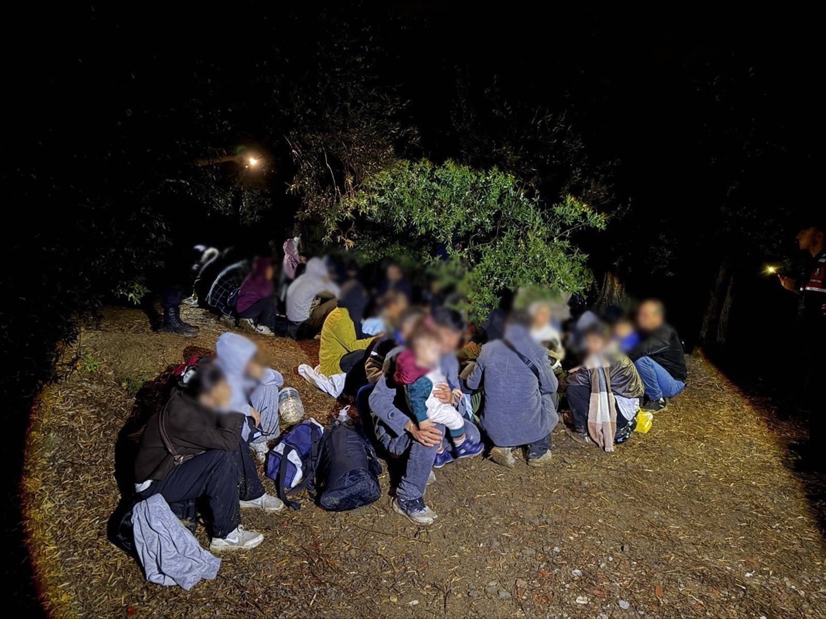 Çanakkale\'de 6 operasyonda yakalanan 51 düzensiz göçmen GÖKSEM\'e teslim edildi