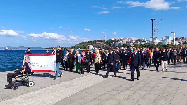Çanakkale'de Dünya Yaşlılar Günü yürüyüşü Truva Atı önünde sona erdi