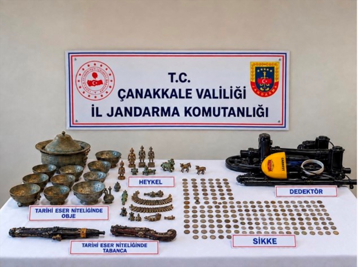 Çanakkale Ezine\'de jandarmanın kaçakçılık operasyonunda 179 sikke ele geçirildi