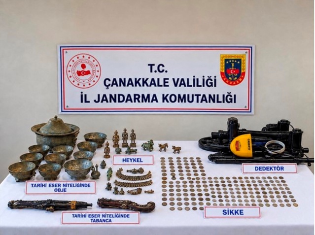 Çanakkale Ezine'de jandarmanın kaçakçılık operasyonunda 179 sikke ele geçirildi