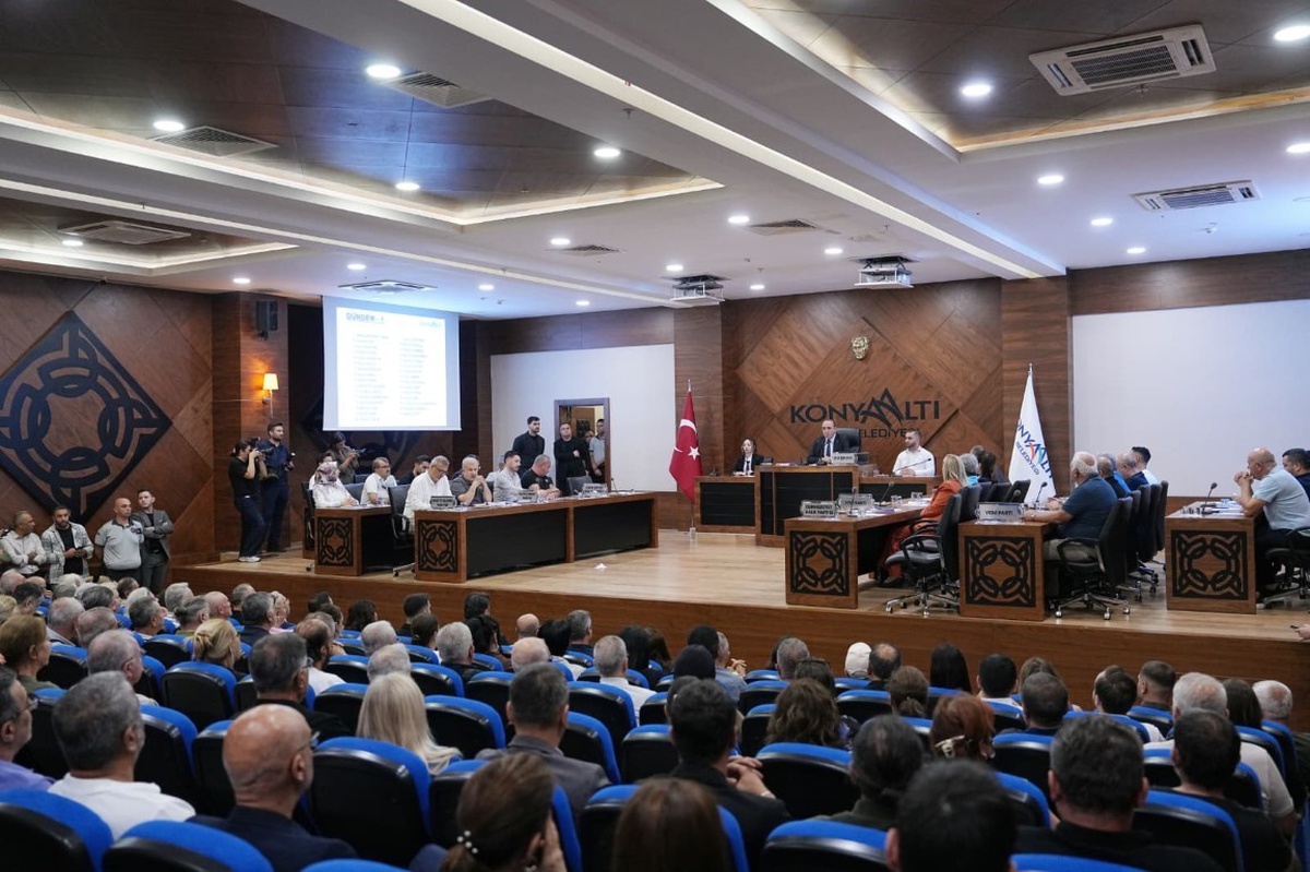 CHP\'den istifa eden Kotan\'ın katıldığı Konyaaltı Meclisi\'nde sözlü tartışma yaşandı