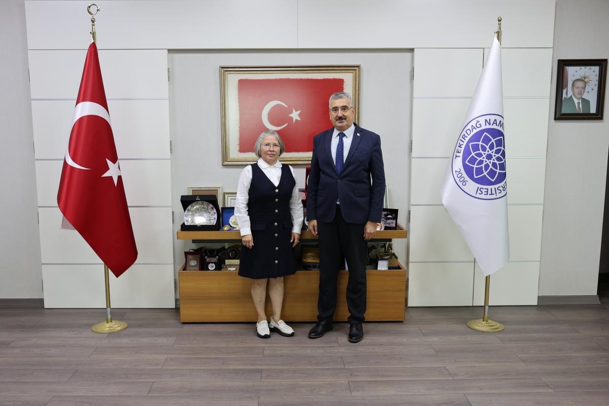 NKÜ Rektörü Şahin, CHP\'li Yontar\'a Namık Kemal\'in iki ciltlik eserini takdim etti