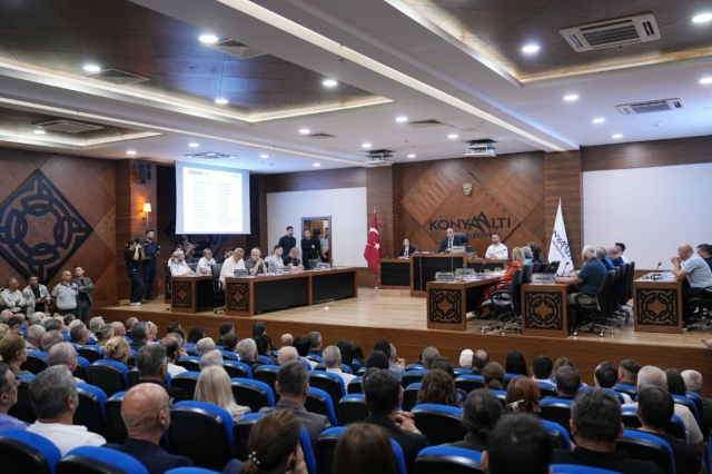 CHP'den istifa eden Konyaaltı Belediye Başkanı Kotan'ın katıldığı meclis toplantısında gerginlik yaşandı