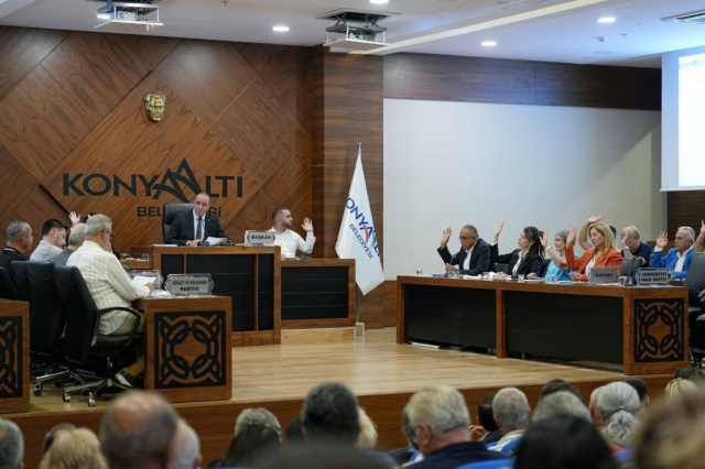 CHP'den istifa eden Konyaaltı Belediye Başkanı Kotan'ın katıldığı meclis toplantısında gerginlik yaşandı