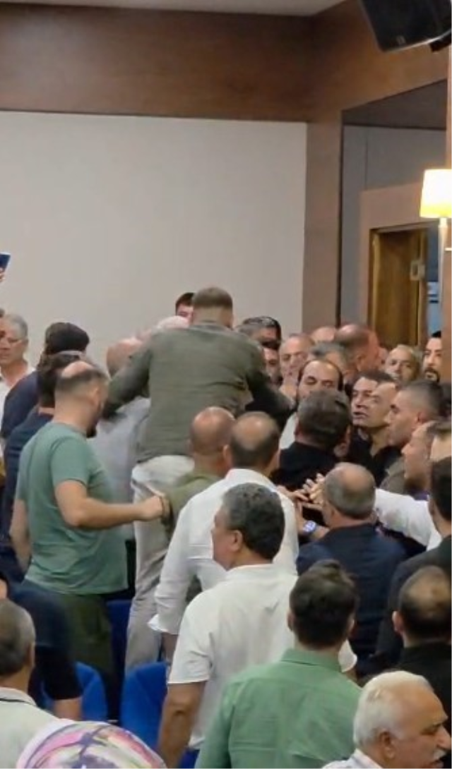 CHP'den istifa eden Konyaaltı Belediye Başkanı Kotan'ın katıldığı meclis toplantısında gerginlik yaşandı