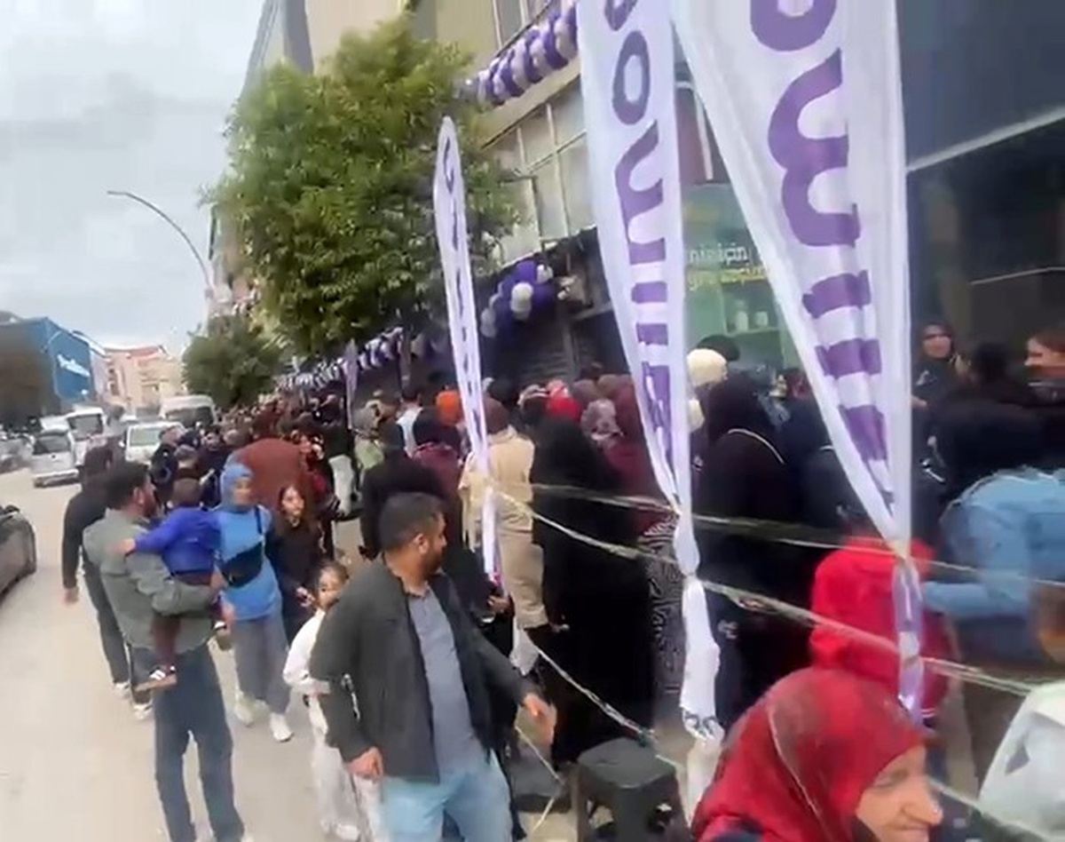 Darıca\'da indirim kampanyası izdihama yol açınca zabıta kepenkleri geçici kapattırdı