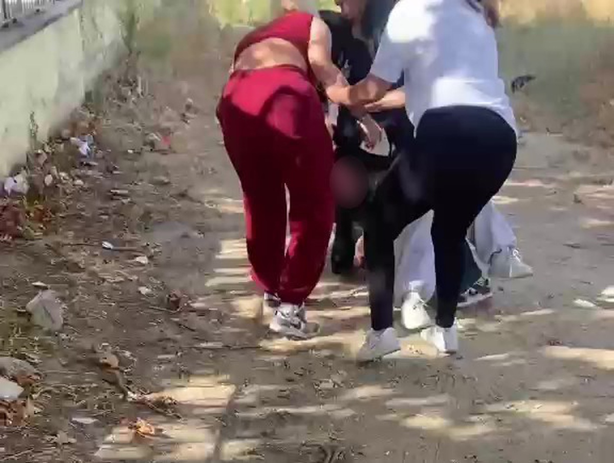 Denizli Buldan\'da akran zorbalığı görüntüleri sonrası üç liseli kız gözaltına alındı