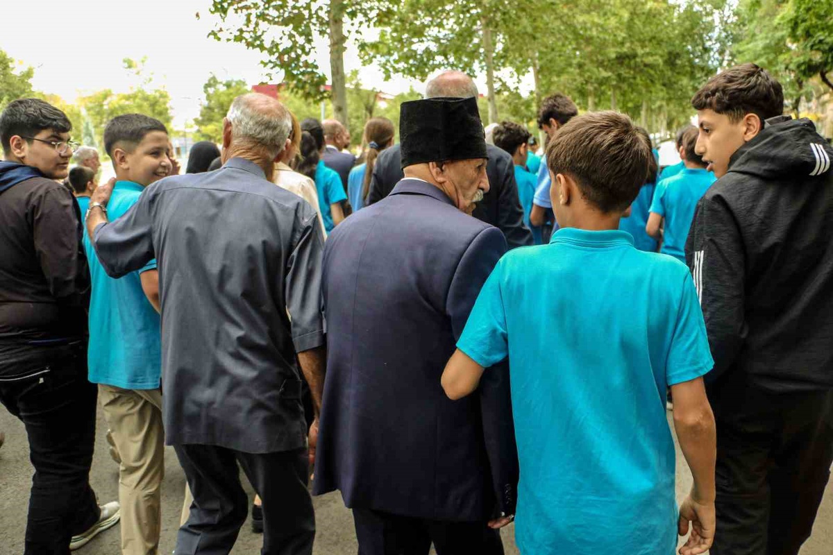 Diyarbakır\'da Yaşlılar Günü yürüyüşüne gaziler, öğrenciler ve vatandaşlar katıldı