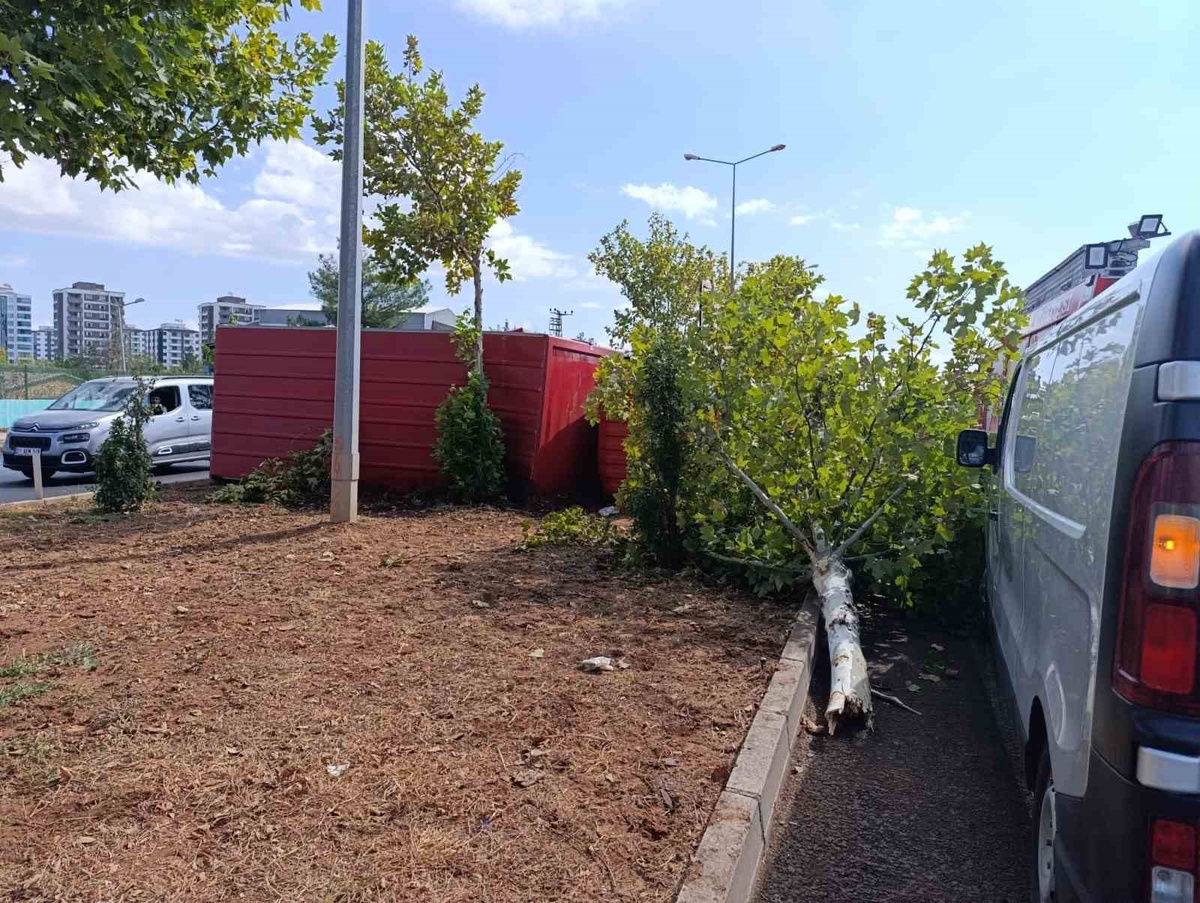 Diyarbakır Sur\'da 4 araçlı kazada devrilen kamyonda sıkışan sürücüyü itfaiye kurtardı