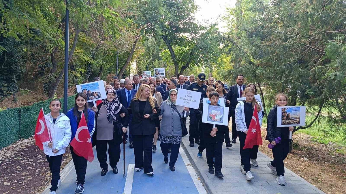 Edirne\'de Dünya Yaşlılar Günü\'nde 81 ille eş zamanlı yürüyüş düzenlendi