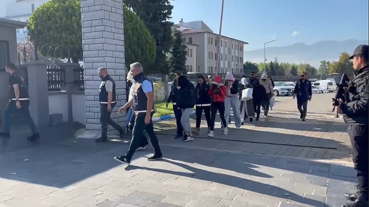 Düzce\'de fuhuş iddiası üzerine masaj salonlarına baskın, 7 kişiden 5\'i tutuklandı
