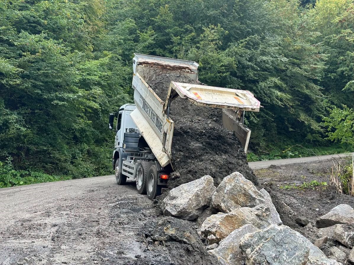 Düzce Kaynaşlı\'da ikinci heyelan bölgesinde İl Özel İdaresi yolu güçlendirdi