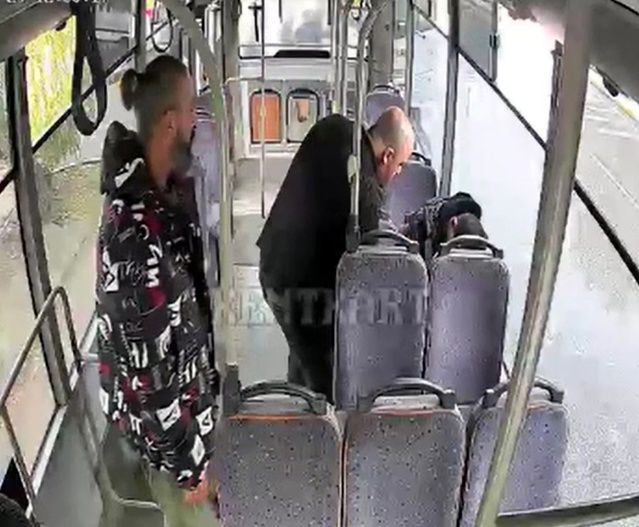 Edirne'de nöbet geçiren yolcuya iki şoför ambulans gelene dek kamerada yardım etti