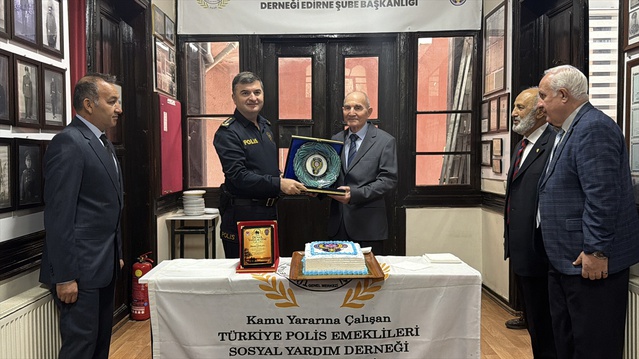 Edirne'de 93 yaşındaki emekli başkomisere Dünya Yaşlılar Günü'nde plaket verildi