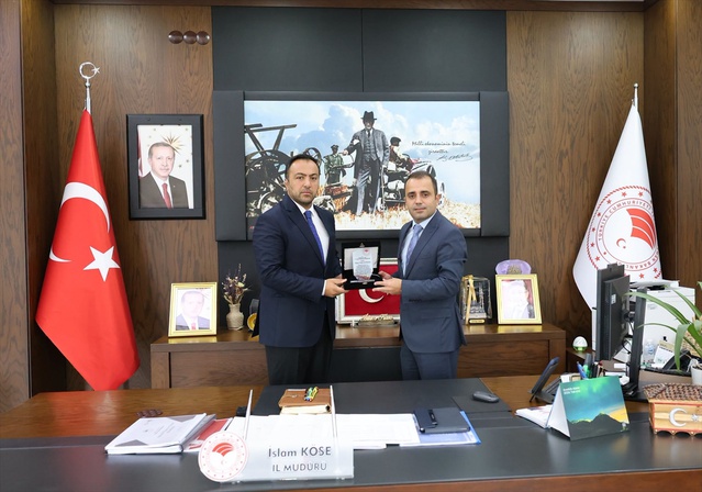 Edirne İl Tarım ve Orman Müdürü Köse, Toğantimur'a katkıları için plaket takdim etti