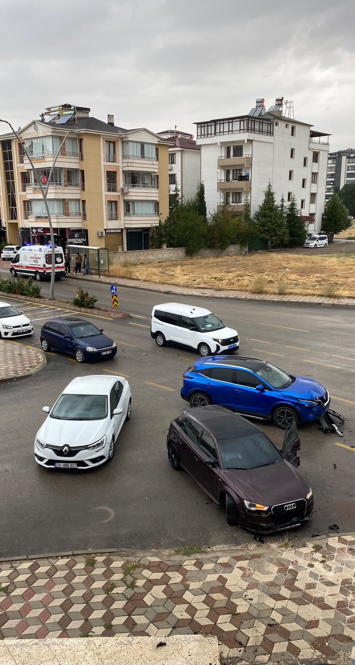 Elazığ\'da iki otomobil çarpıştı, kazada 1 kişi yaralanarak hastaneye kaldırıldı