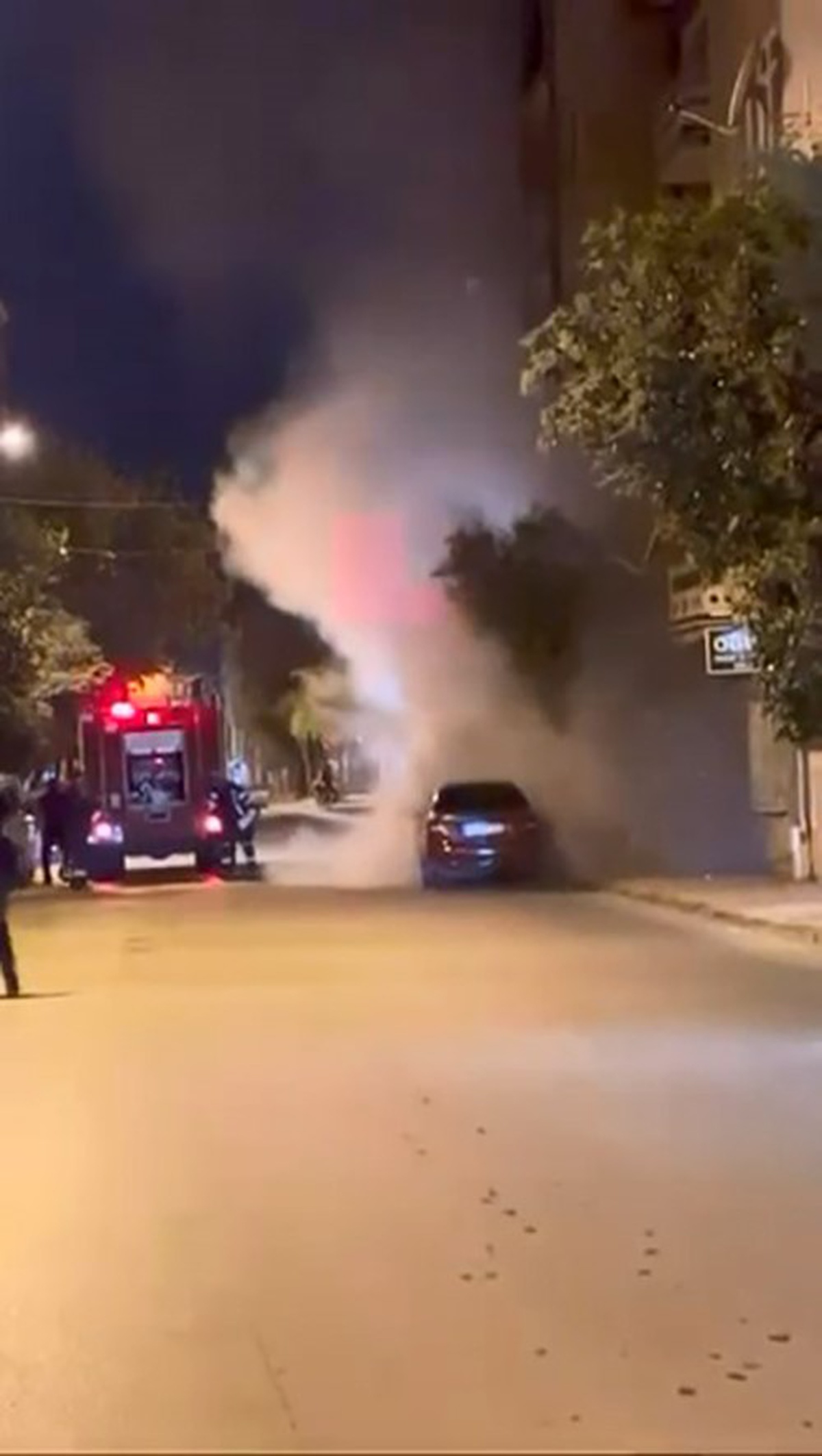 Elazığ\'da park halindeki otomobil dün gece yandı, itfaiye ekipleri söndürdü