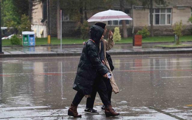 Elazığ'da sağanak etkili oldu, cadde ve sokaklarda su birikintileri oluştu