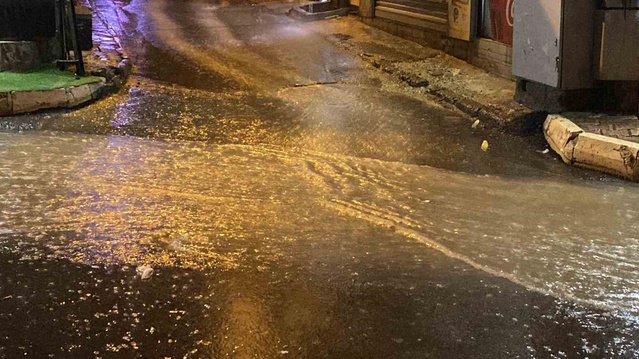Elazığ'da sağanak yolları göle çevirdi, sürücüler zor anlar yaşadı