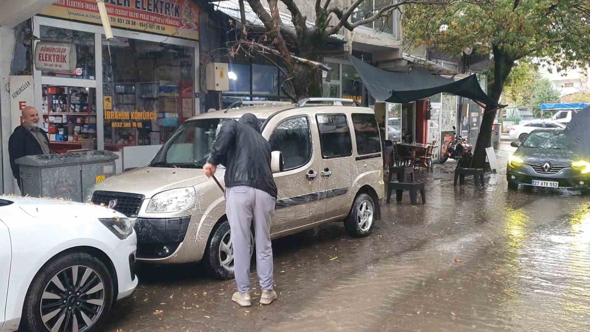 Elazığ Palu\'da sağanağı fırsat bilen bir şahıs aracını köpükleyerek yıkadı